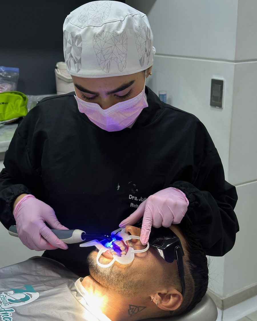 La doctora atendiendo a un paciente