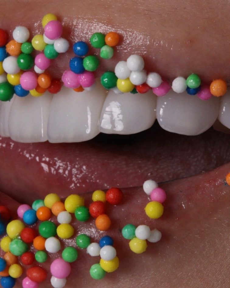 Sonrisa con grageas de colores